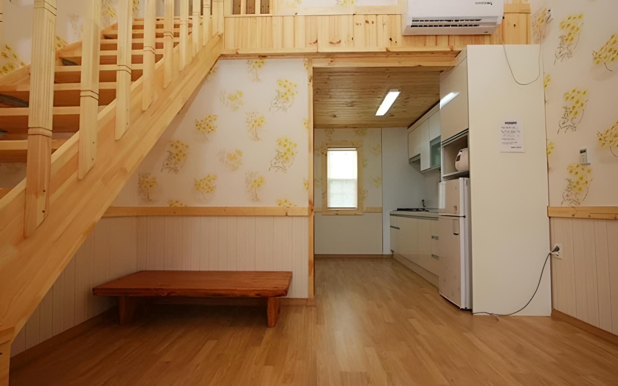 Room (Room 105) - Photo 3