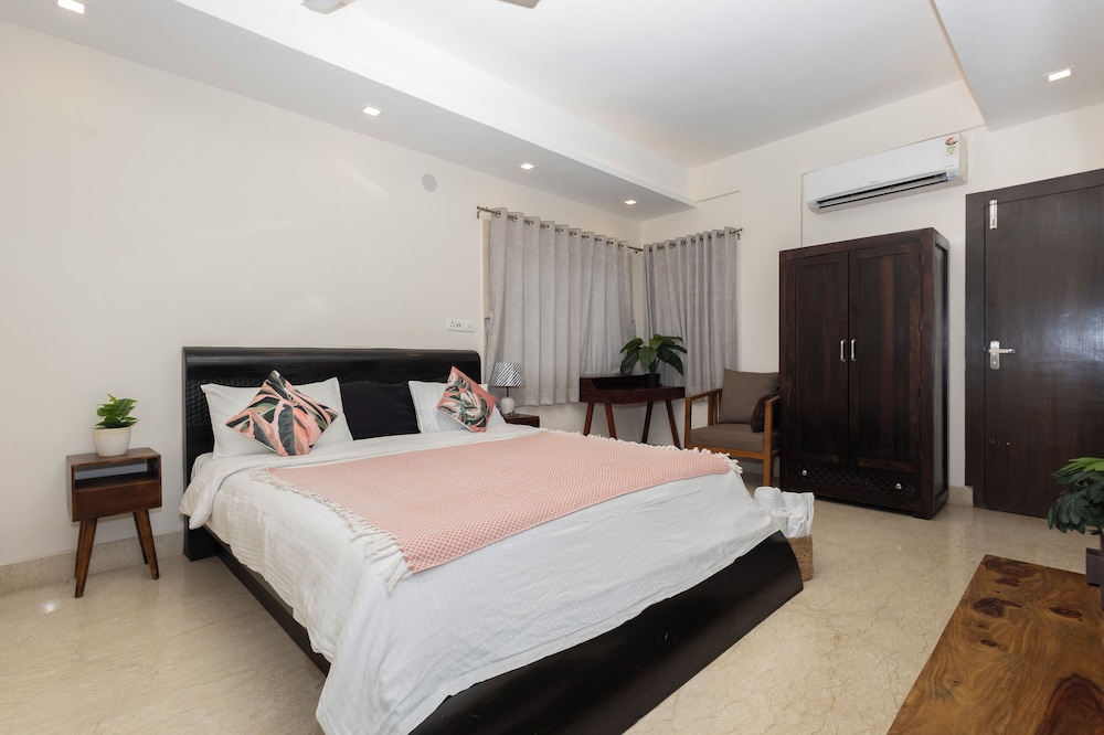 King Room With Balcony, 1 King Bed, Balcony , Private Washroom