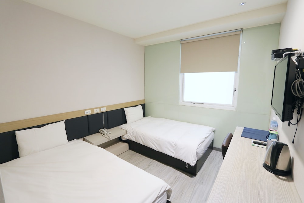 Basic Double Room, Non Smoking, Ensuite photo 2