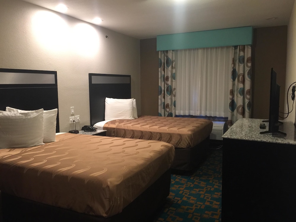 Standard Room, Multiple Beds, Non Smoking, Refrigerator & Microwave photo 3