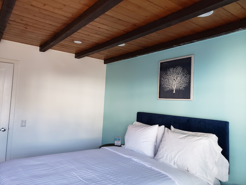 Deluxe Room, 1 Queen Bed photo 2