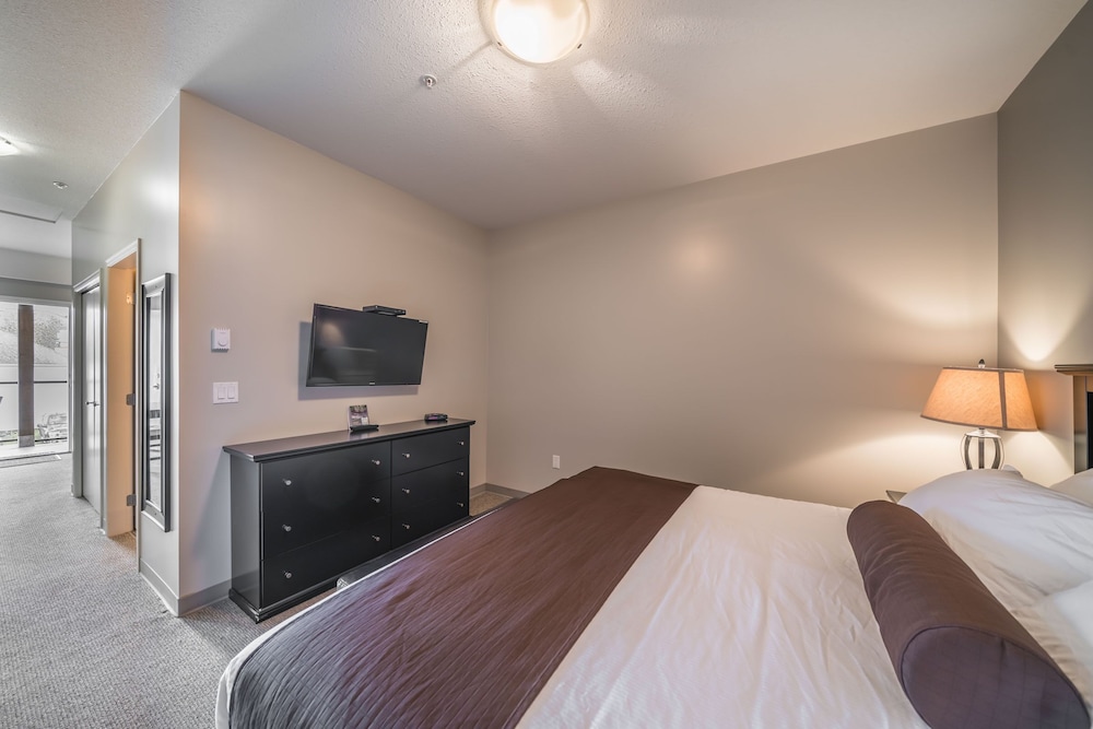 Deluxe Room, 1 King Bed with Sofa bed, Refrigerator & Microwave photo 3
