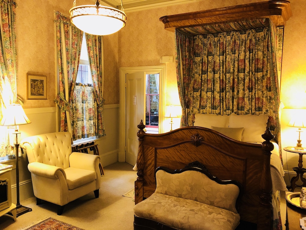 Standard Room, 1 Queen Bed, Private Bathroom (Queen Room)
