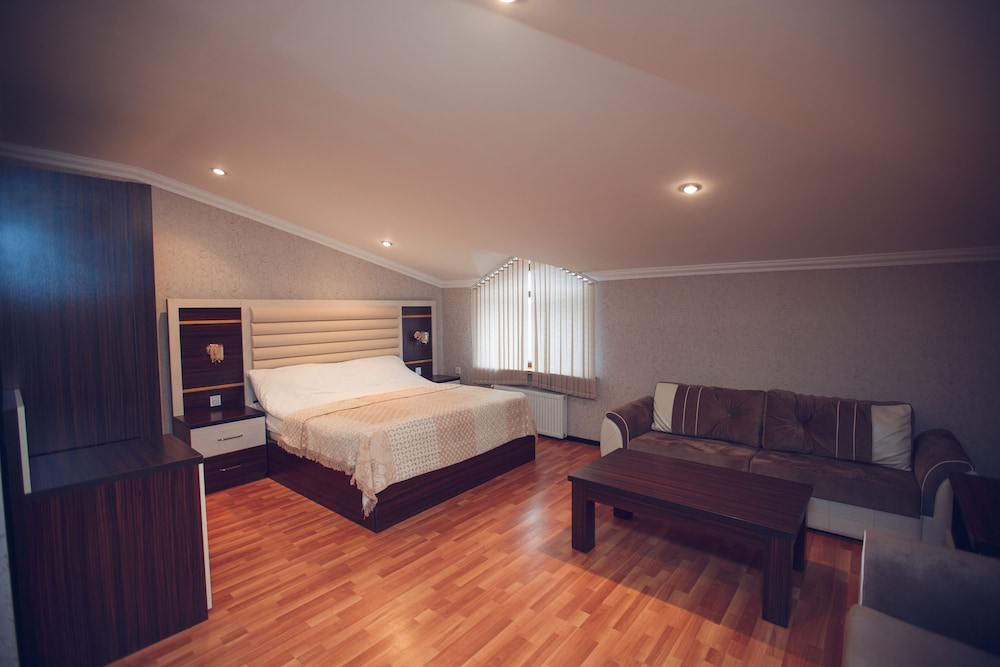 Murov - Family Room photo 1