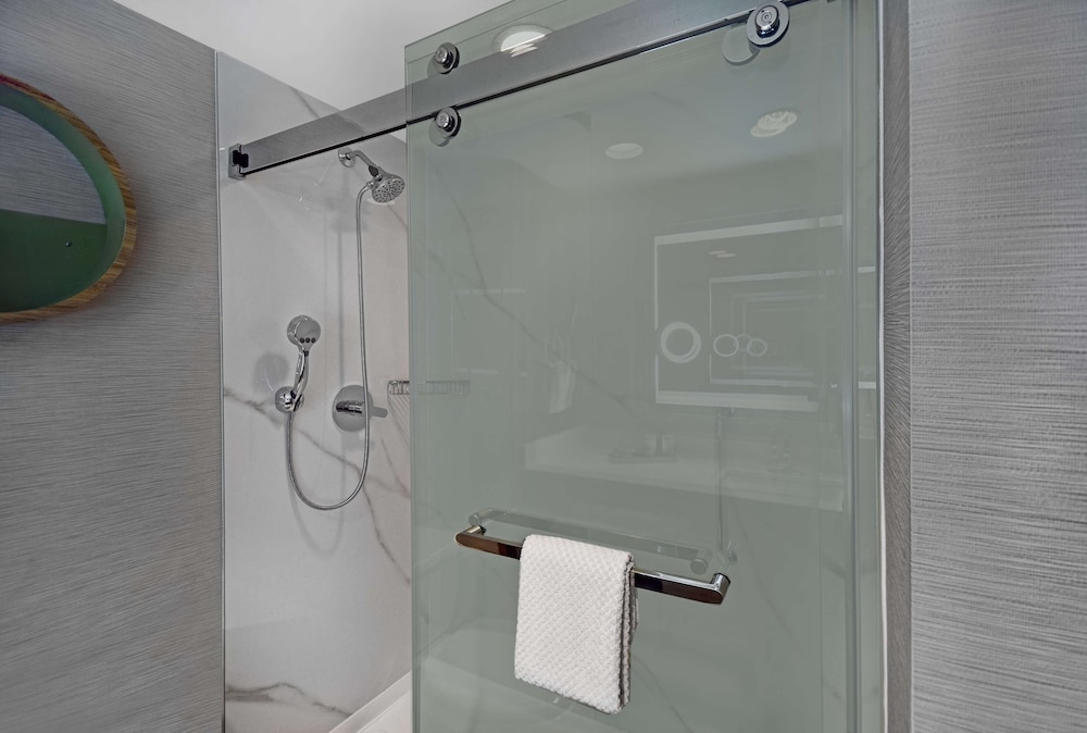 Junior Suite, 1 King Bed, Accessible - Photo 6