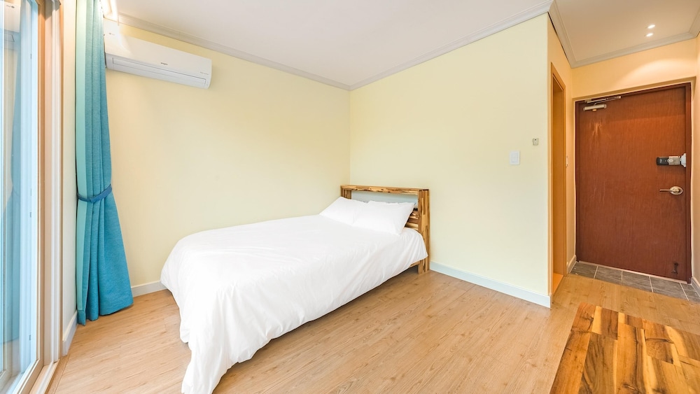 Basic Room, 1 Bedroom (101(Ocean View/No cooking)) - Photo 6