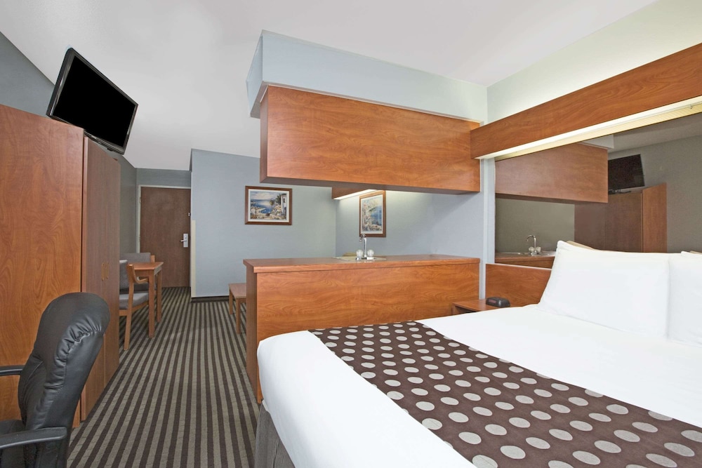 Studio Suite, 1 Queen Bed, Non Smoking - Photo 1