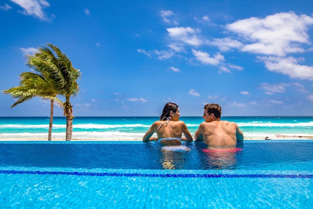 Junior Suite King Beachfront Swim up