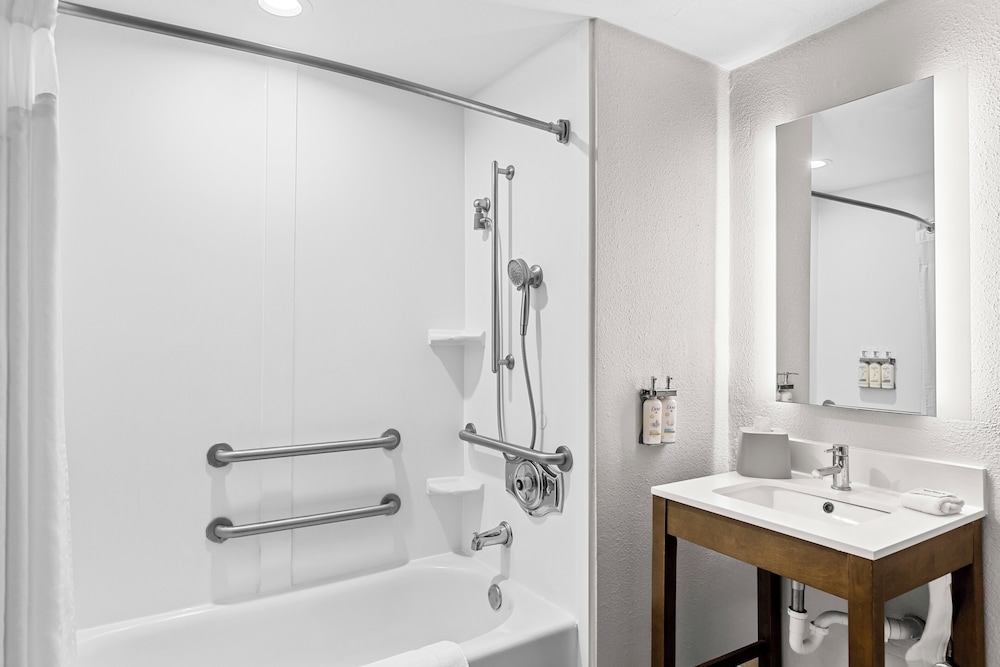 Suite, 2 Queen Beds, Accessible (Communications)