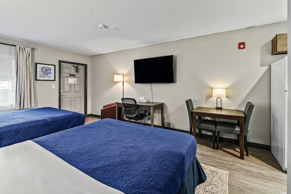 2 Queen Beds, 1-Bedroom Suite, Living Room, Non-Smoking - Photo 2