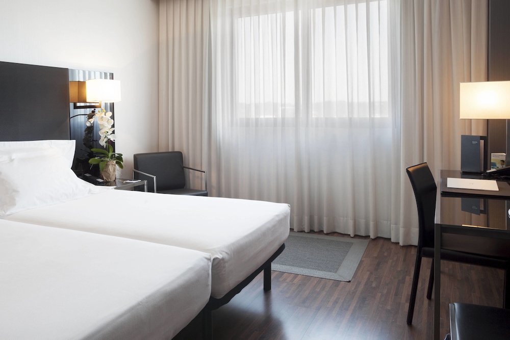 Standard Room, 1 King Bed - Photo 8