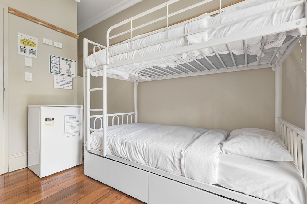 Mixed 2 Beds w/ Balcony & Shared Bathroom photo 2
