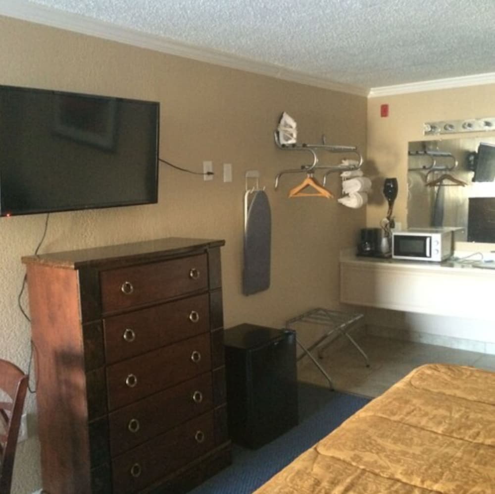Deluxe Suite, 1 King Bed, Non Smoking photo 2