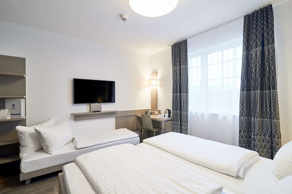 Standard Room, Multiple Beds (Converts to 2 Twin Beds) - Photo 2