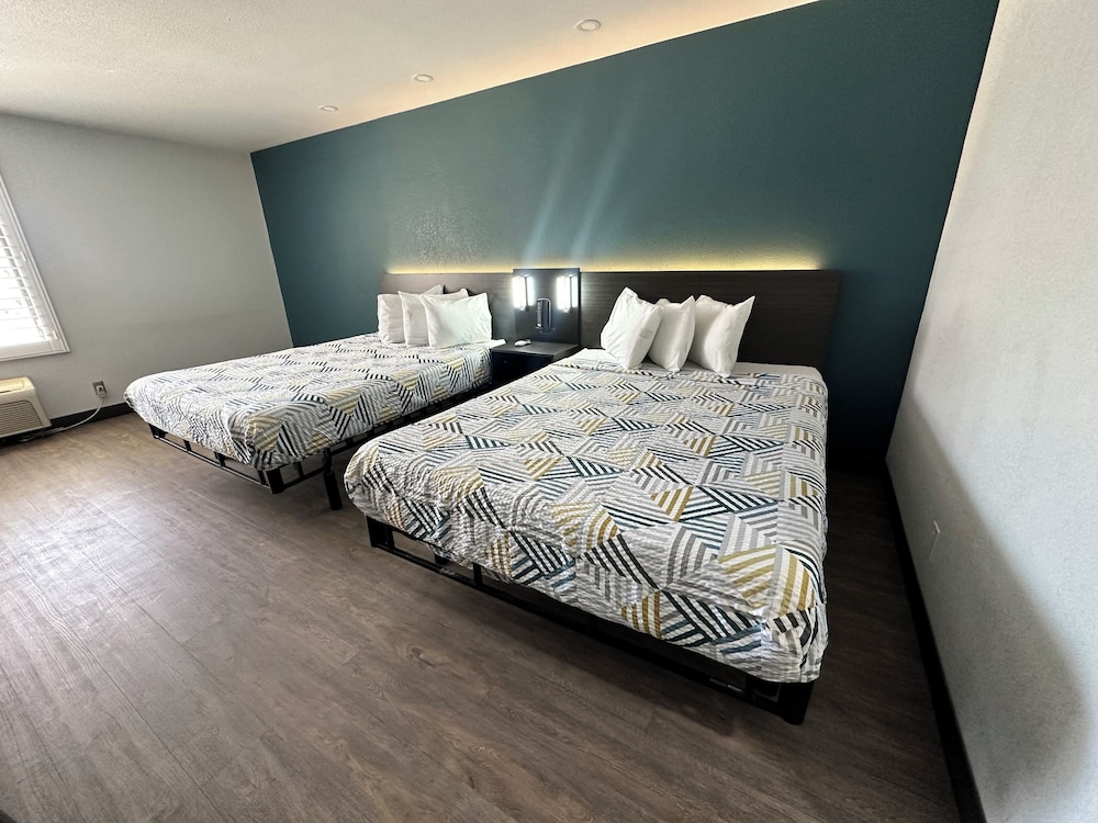 Standard Suite, 2 Queen Beds, Non Smoking photo 3