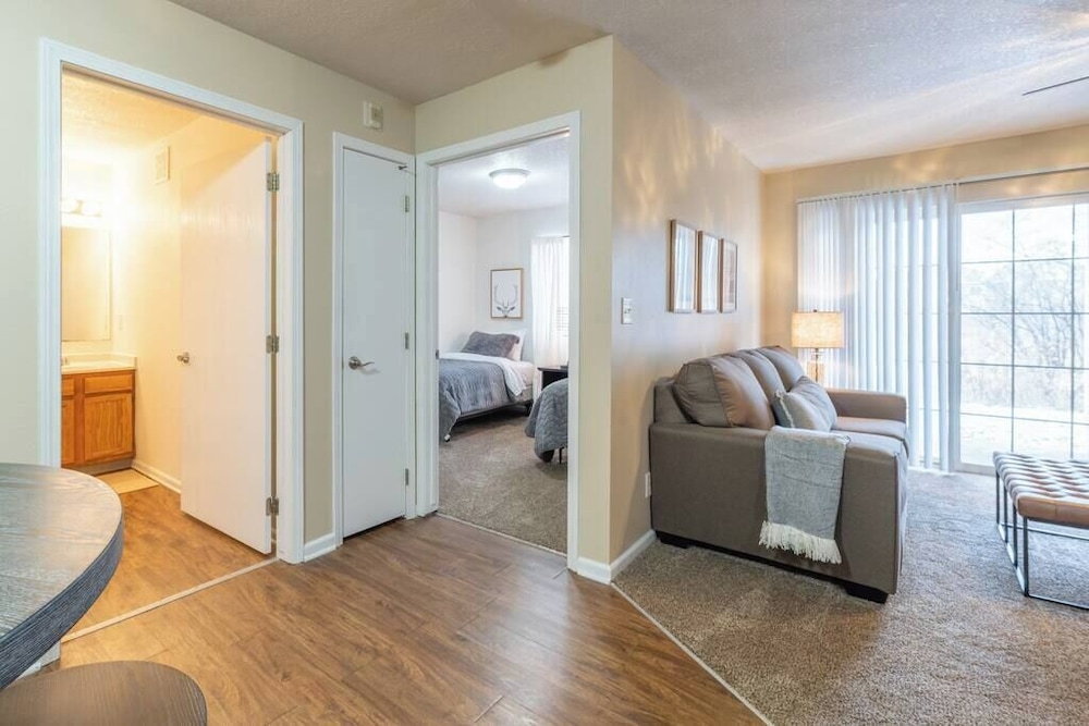 Sequoia - Sprawling 2BD 2BA Sofa Bed Near Jordan Creek w Pool, Billede 5