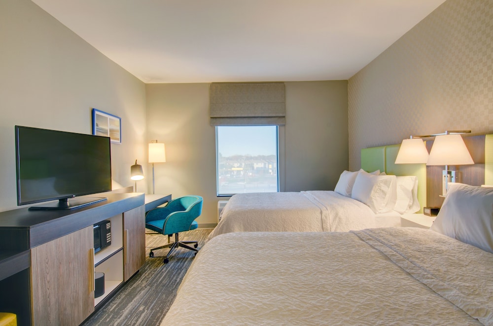 Room, 2 Queen Beds, Non Smoking, Refrigerator & Microwave photo 2