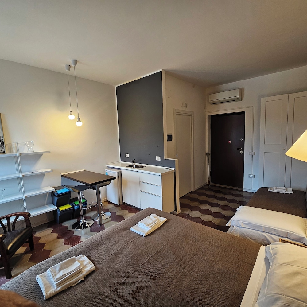 Deluxe Studio, 1 Queen Bed with Sofa bed, Refrigerator, Mountain View photo 2