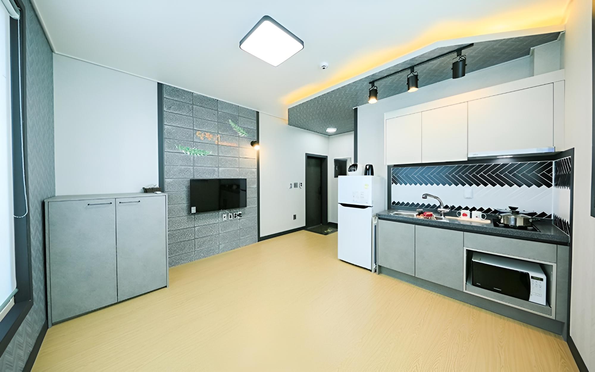 Room (Room 203) - Photo 5