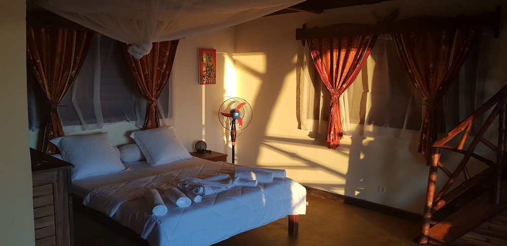 Basic Bungalow, 2 Queen Beds photo 1