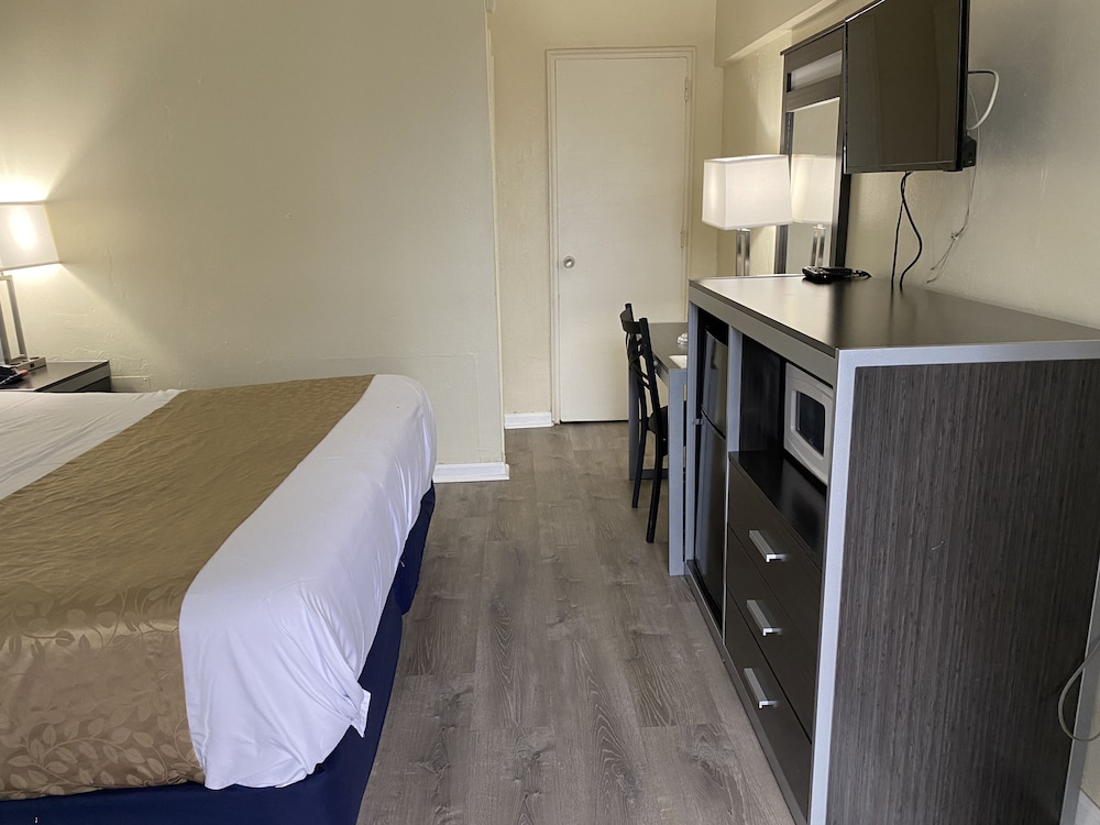 Basic Room, 1 King Bed, Smoking - Photo 8
