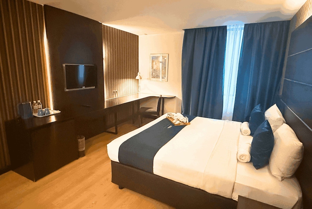 Superior Room, 1 King Bed, Mobility Accessible, Non Smoking photo 2