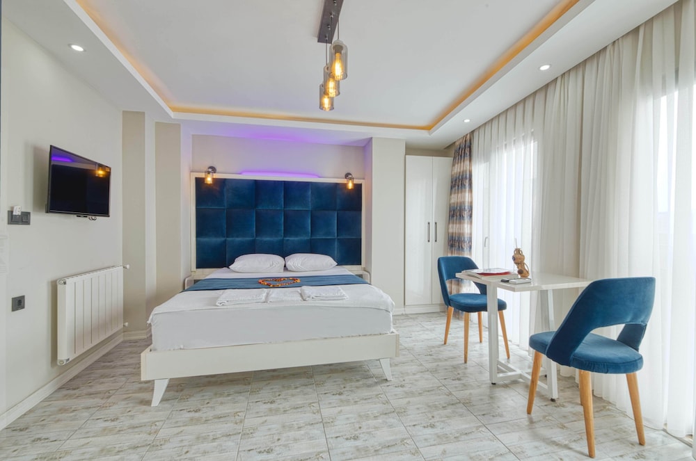 Deluxe Room, 1 King Bed, Balcony photo 2
