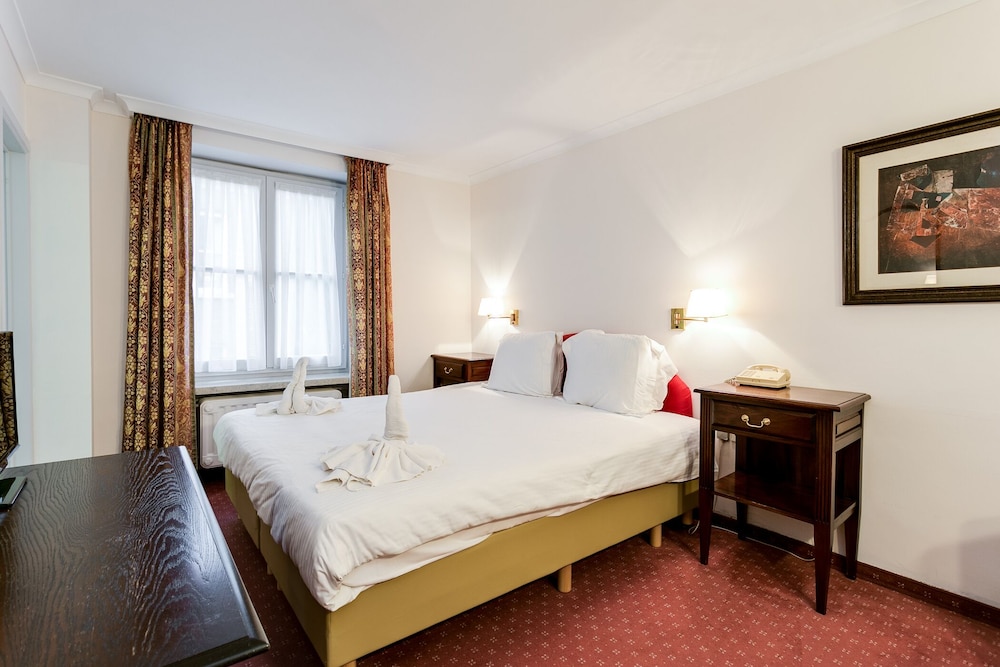 Romantic Double Room, 1 Queen Bed, Refrigerator, River View photo 2