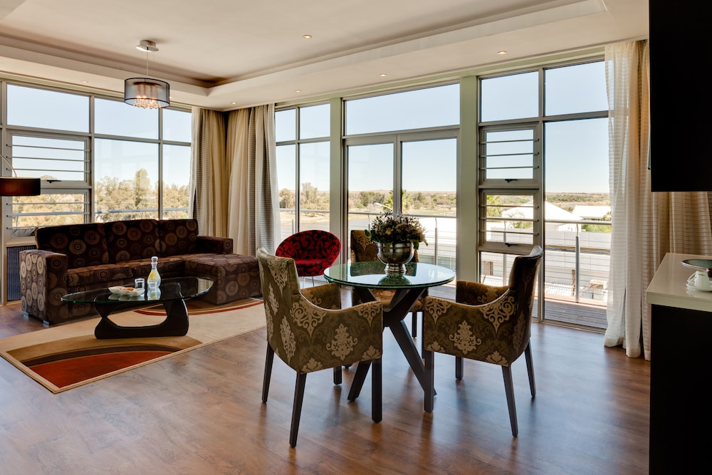 Executive Suite - Photo 8