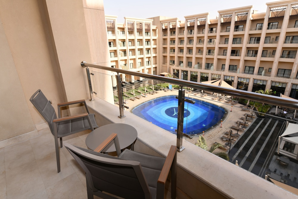 Premium Room, 1 King Bed, Pool View - Photo 6