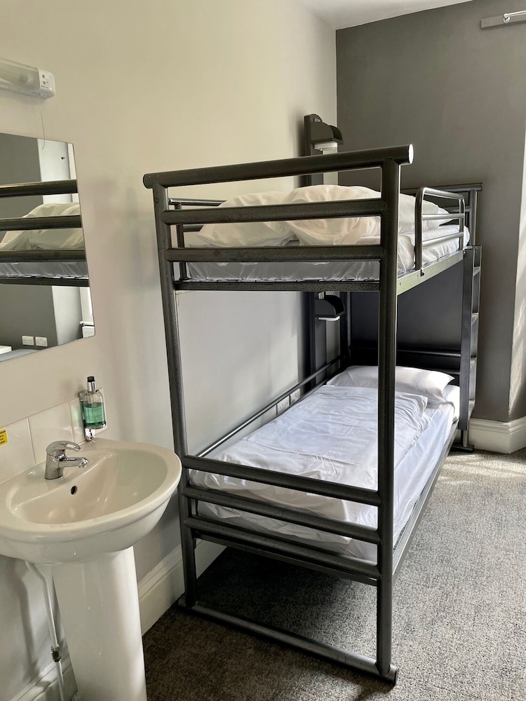 Room (5 Bed Private) photo 1