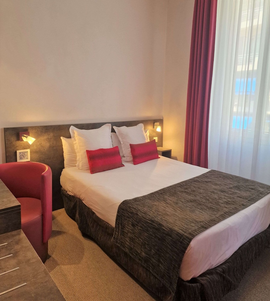 Double or Twin Room, city side - Photo 4