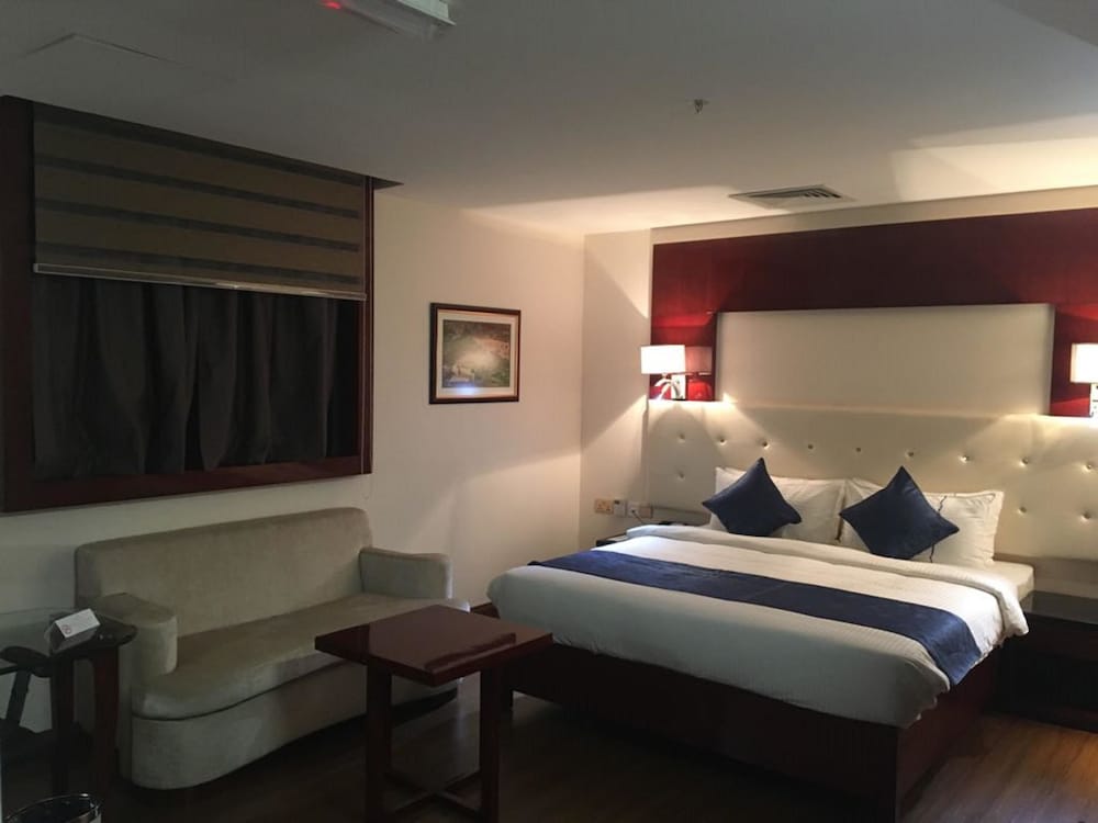 Deluxe Room, 1 King Bed, Bathtub