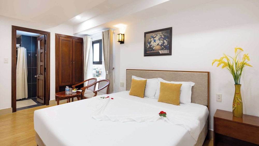 Deluxe Triple Room, Bathtub, City View photo 1