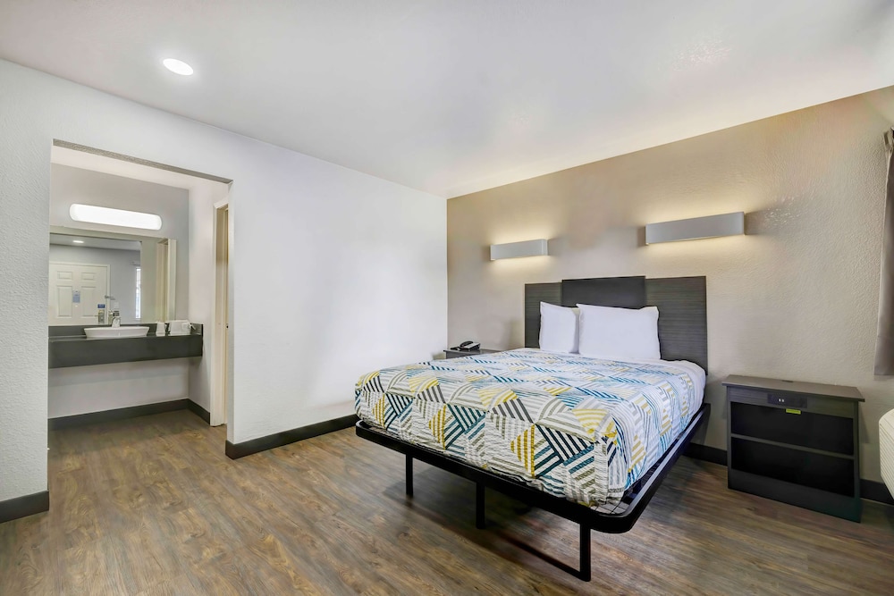 Standard Room, 1 Queen Bed, Smoking photo 1