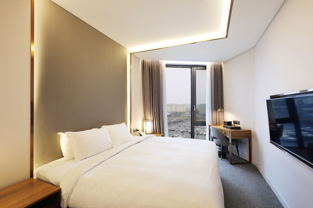 Queen Suite (Complimentary Pool Access for 4) - Photo 10