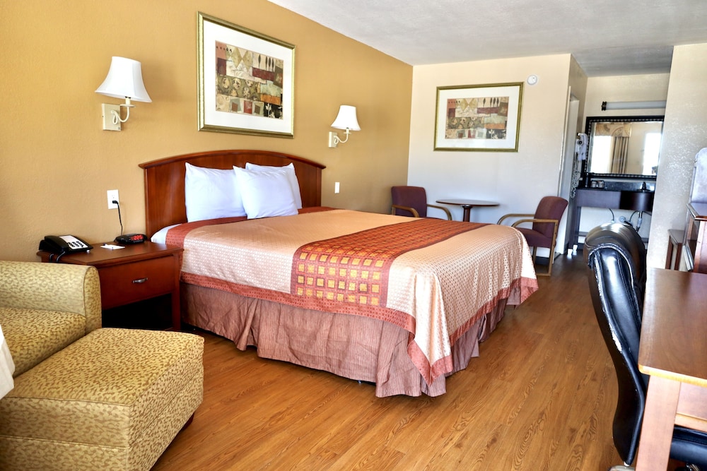 Standard Room, 1 King Bed, Non Smoking photo 1