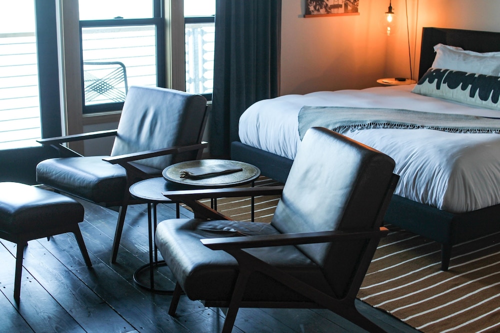 Luxe River View King 2nd Floor (No Pets) - Photo 4