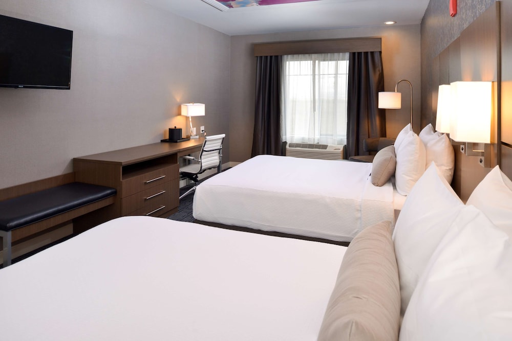 Standard Room, 2 Queen Beds, Non Smoking, Refrigerator & Microwave photo 2