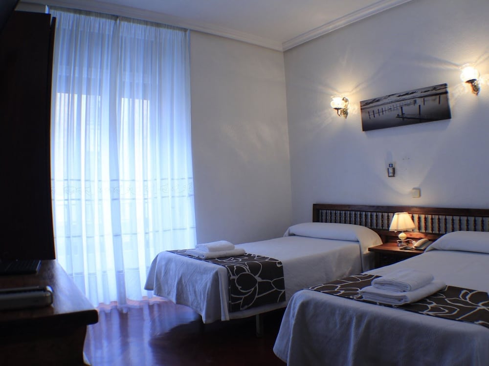 Basic Double or Twin Room, Ensuite, City View photo 3
