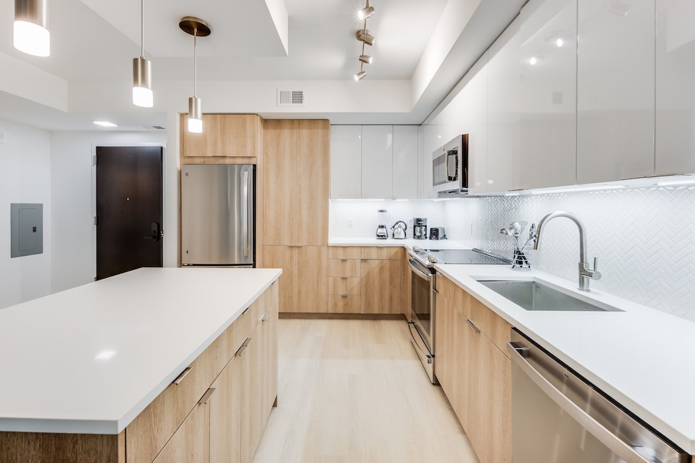 Luxury Apartment, 2 Bedrooms (Room décor/layout/colors vary by unit) - Photo 10