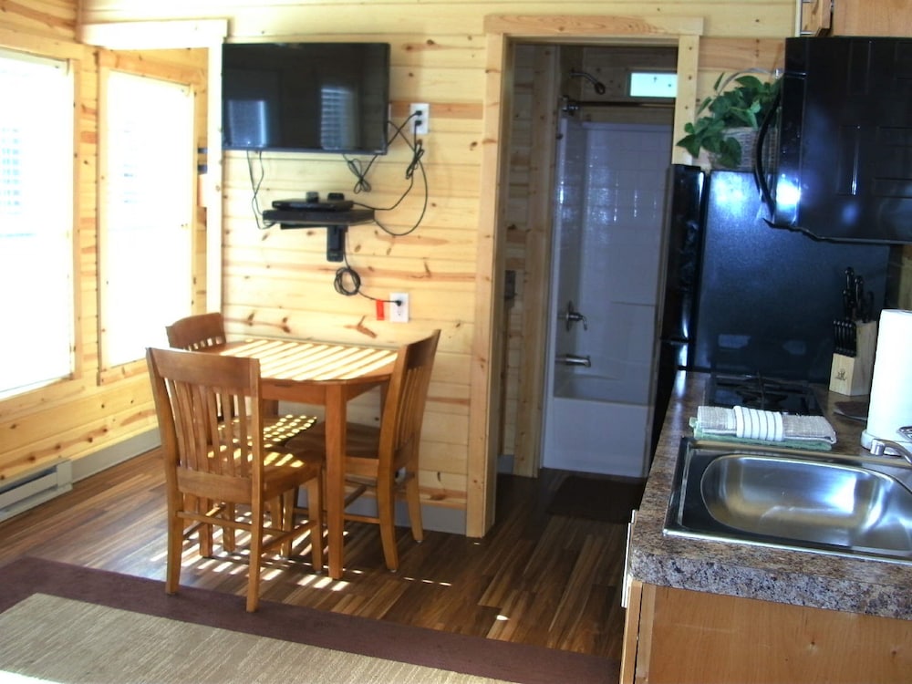 Cabin, 2 Bedrooms (Pets OK, Linens Available) photo 3