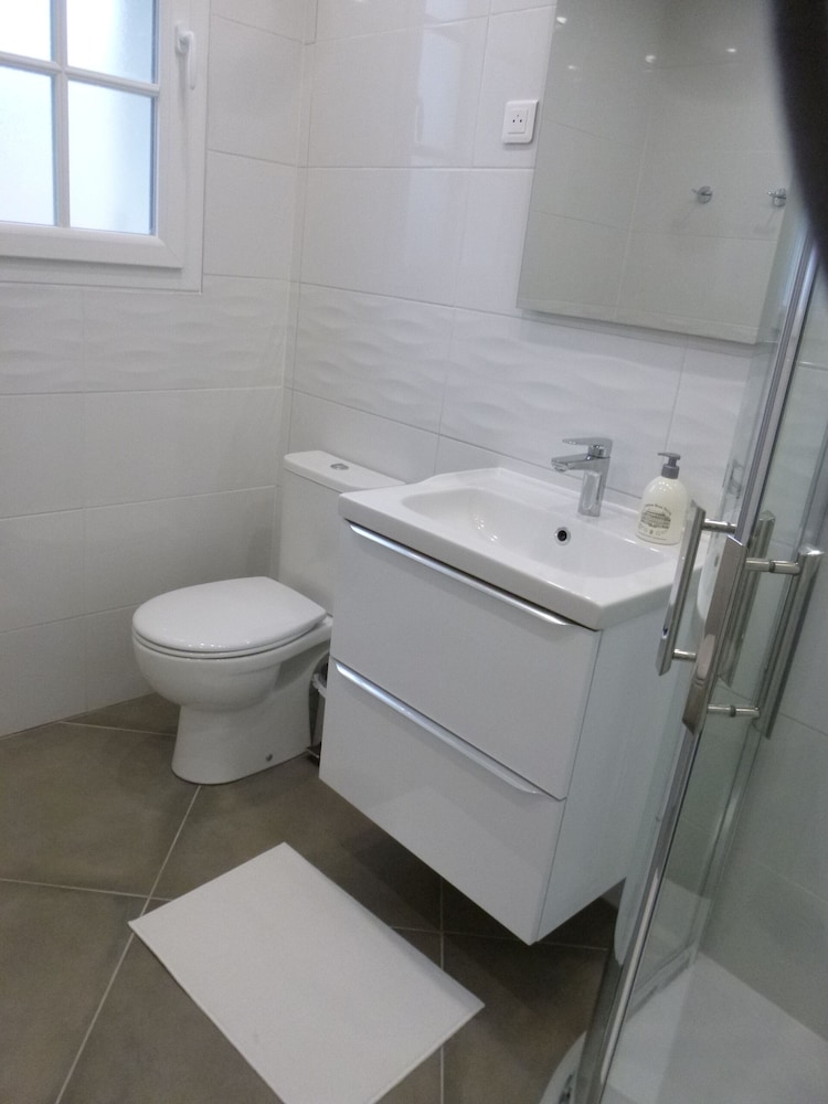 Basic Double Room, Ensuite photo 2
