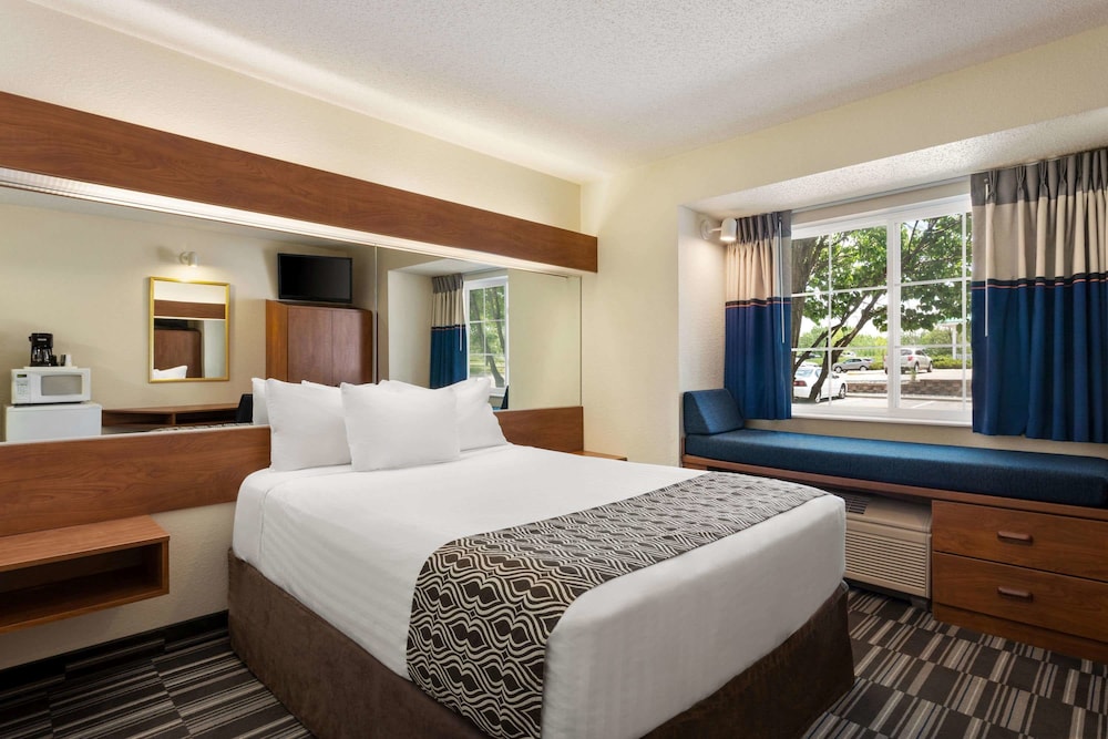 Standard Room, 1 Queen Bed - Photo 7