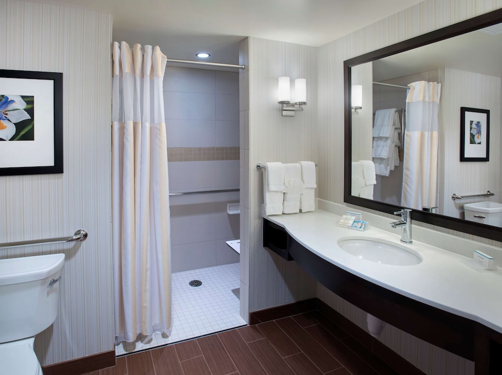 Room, 2 Queen Beds, Accessible (Roll In Shower)
