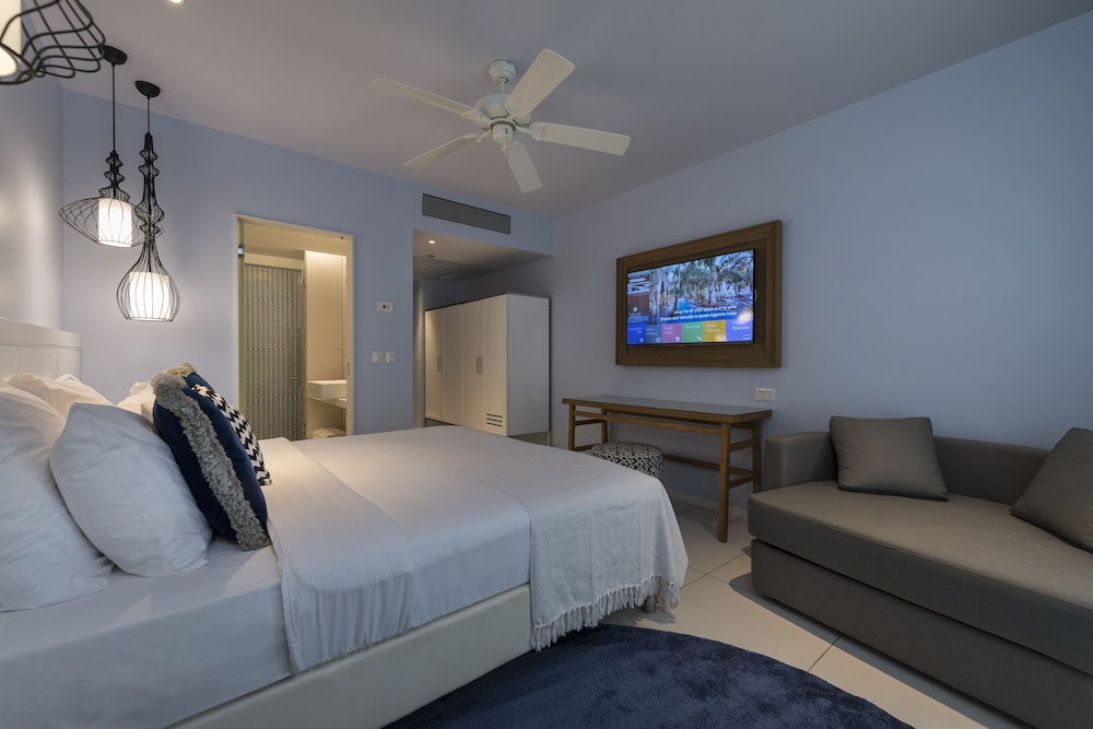 Family Room, Pool View - Photo 3