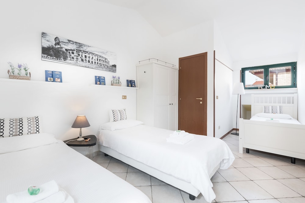 Classic Triple Room, Non Smoking, Ensuite photo 1