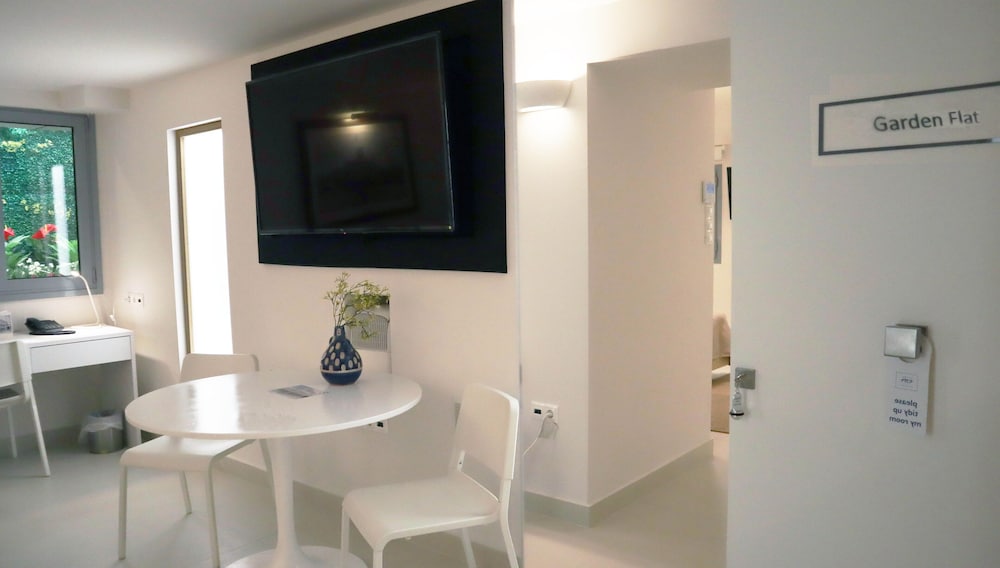 Basic Apartment - Photo 2