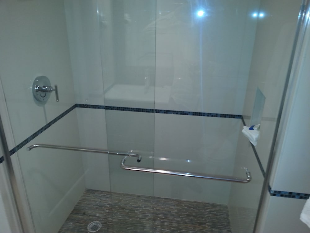 Standard Room, 2 Queen Beds - Photo 9