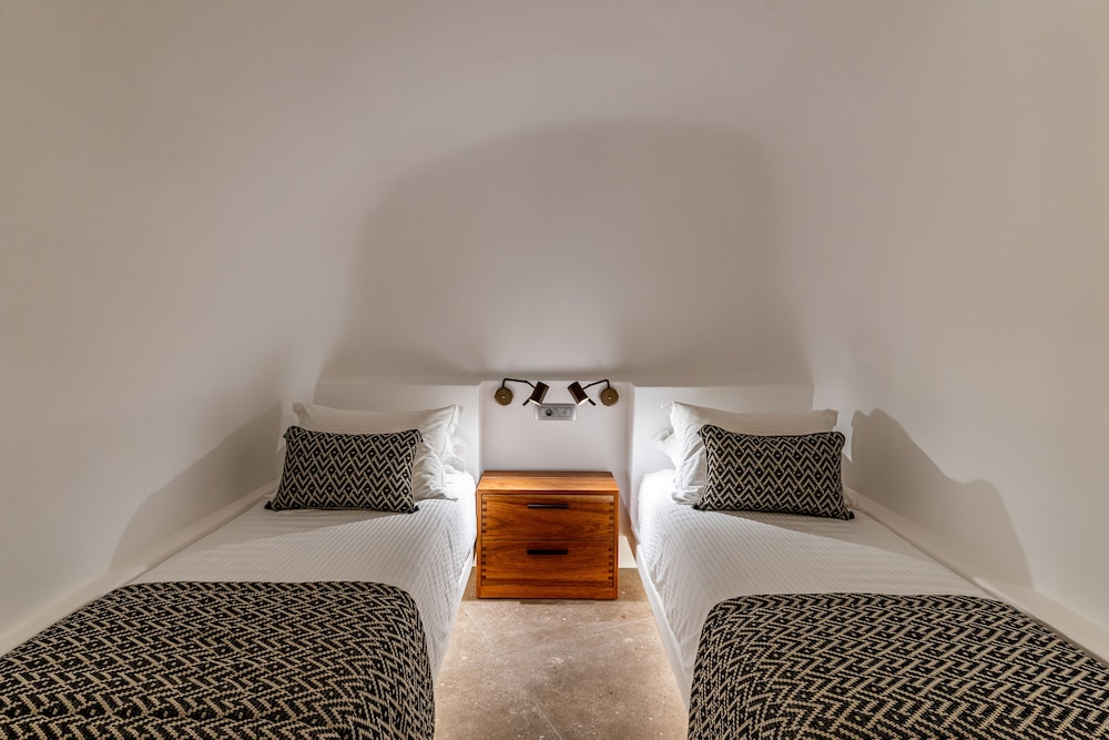 Cave Superior Suite with jacuzzi - Photo 7